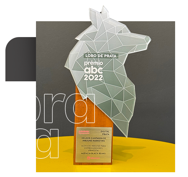 A yellow trophy that says melhor campanha de performance